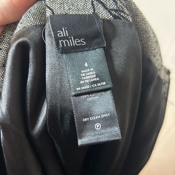 Ali Miles, size 4 fit and flare skirt, floral pattern, back zip, wide belt loops - Picture 6 of 6